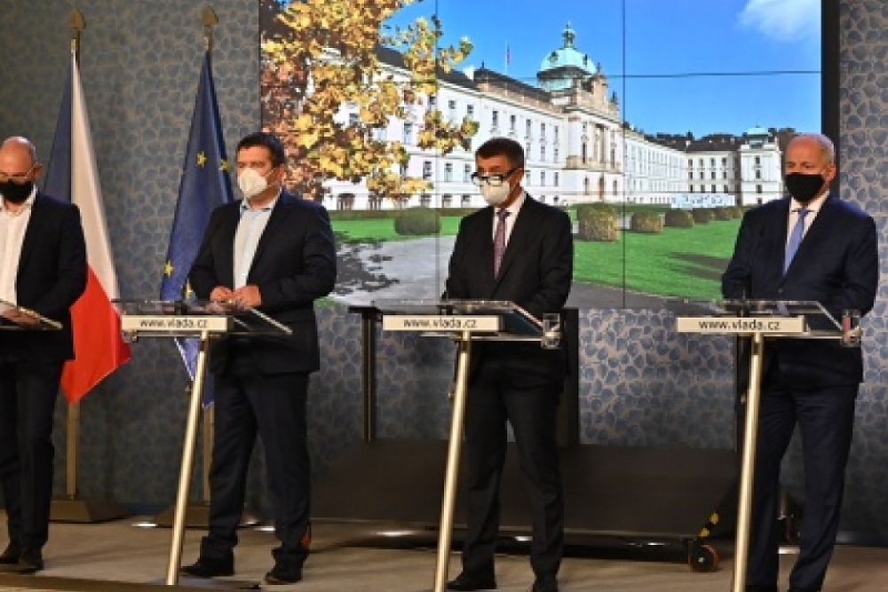  Vláda od středy zpřísní preventivní opatření, pošle ochranné pomůcky invalidním důchodcům