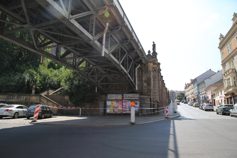  Uzavření chodníku pod mostem Ervína Špindlera